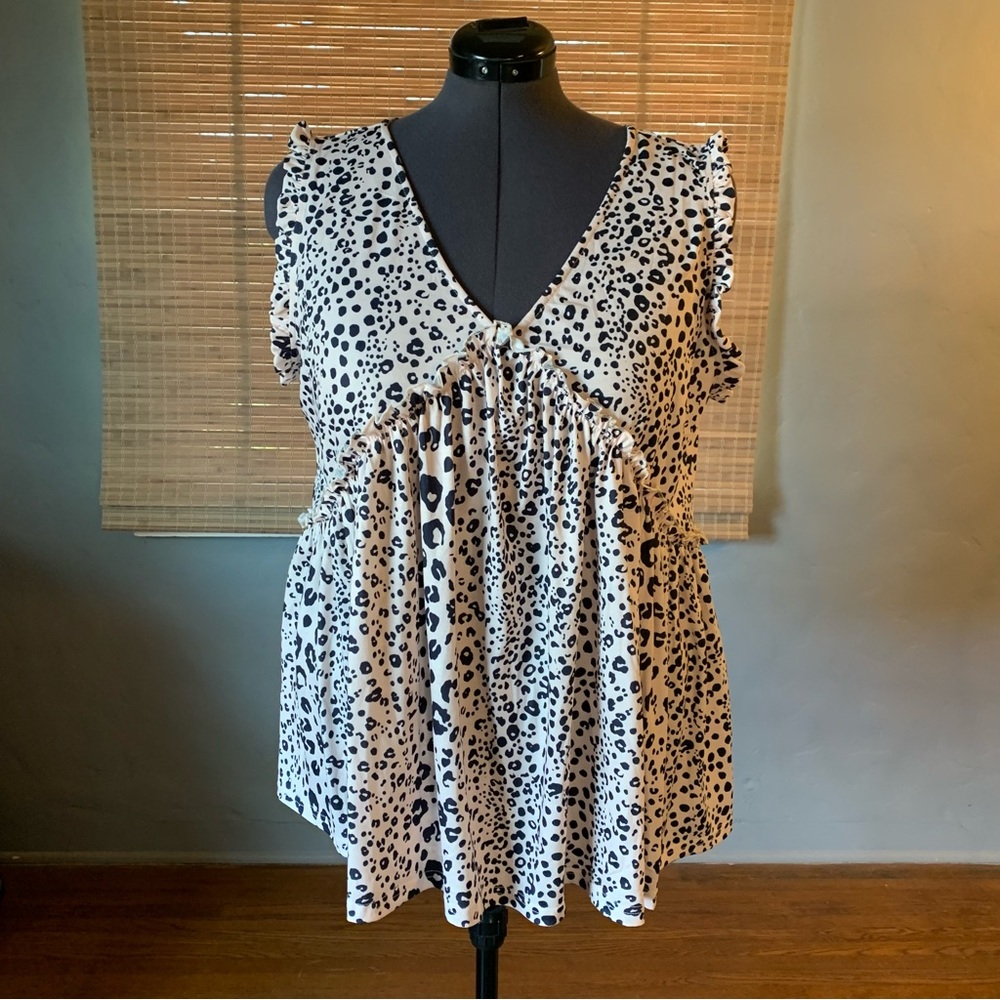 Sleeveless V-Neck Black and White Animal Print Tank Top